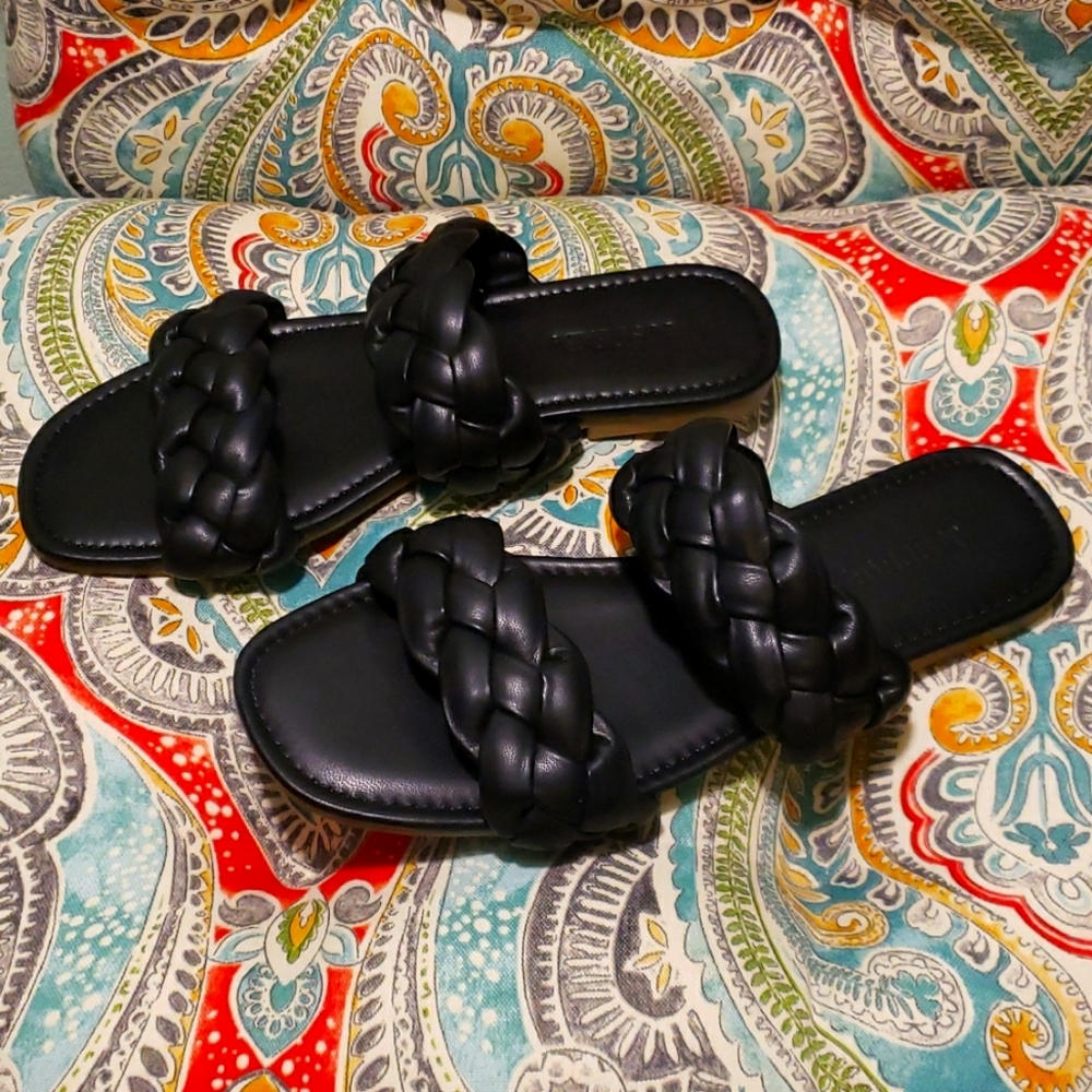 BLACK BRAIDED SANDALS